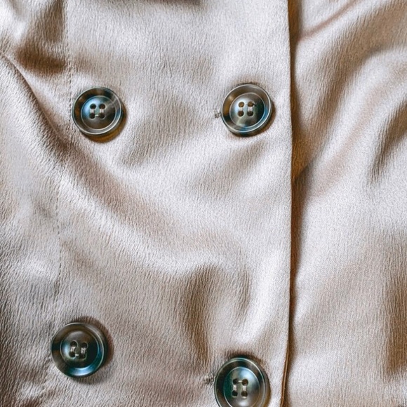 New irregular shoulder ruffle trench top. Small - Picture 6 of 8